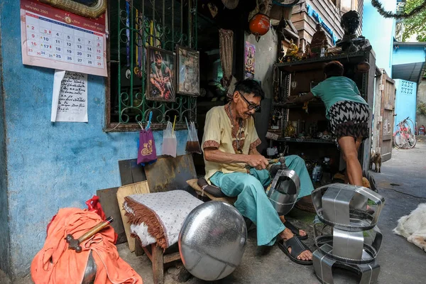 Bangkok Thailand January 2022 Craftsmen Ban Bat Community Making Bowls — Stock Photo, Image