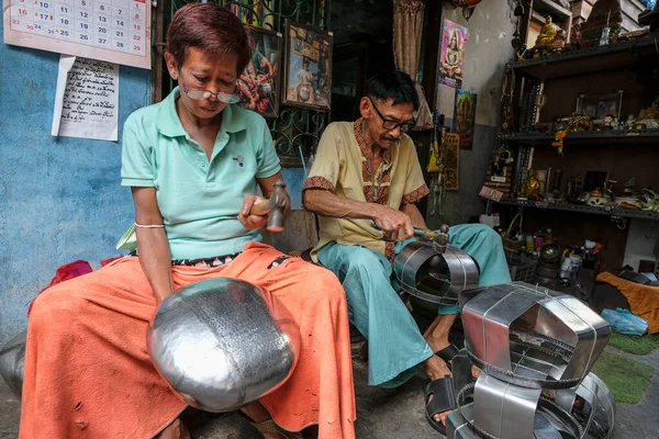 Bangkok Thailand January 2022 Craftsmen Ban Bat Community Making Bowls — Stock Photo, Image