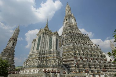 Bangkok, Tayland - 16 Ocak 2022 'de Tayland' ın Bangkok kentinde Chao Phraya Nehri kıyısında bulunan Budist tapınağı Wat Arun 'un detayları.