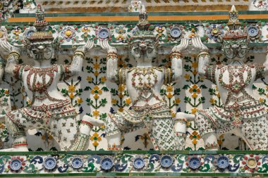 Bangkok, Tayland - Ocak 2022: 16 Ocak 2022 'de Tayland' ın Bangkok kentinde Chao Phraya Nehri kıyısında yer alan Wat Arun Budist Tapınağı 'ndaki bir heykelin ayrıntıları.