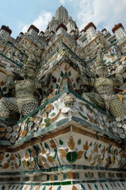 Bangkok, Tayland - Ocak 2022: 16 Ocak 2022 'de Tayland' ın Bangkok kentinde Chao Phraya Nehri kıyısında yer alan Wat Arun Budist Tapınağı 'ndaki bir heykelin ayrıntıları.