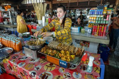 Phnom Penh, Kamboçya - Ocak 2022: 22 Ocak 2022 'de Kamboçya' nın Phnom Penh kentinde hazır gıda satan bir kadın.