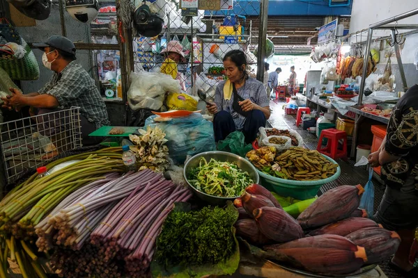 Phnom Penh Camboya Enero 2022 Una Mujer Vendiendo Verduras Puesto — Foto de Stock