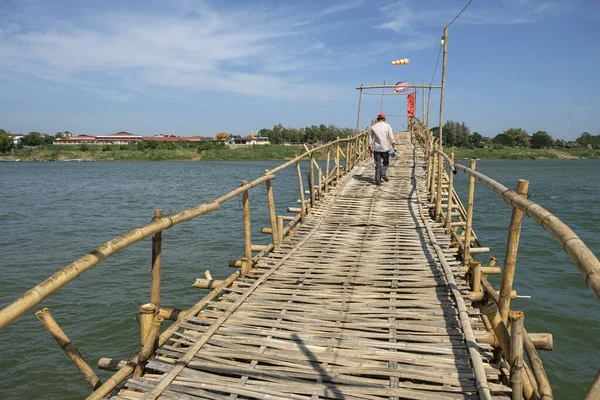 カンボジアのカンポン チャム 2022年2月カンボジアのカンポン チャム 竹橋は 2022年2月6日にカンボジアのカンポン チャムで世界最長の橋です — ストック写真