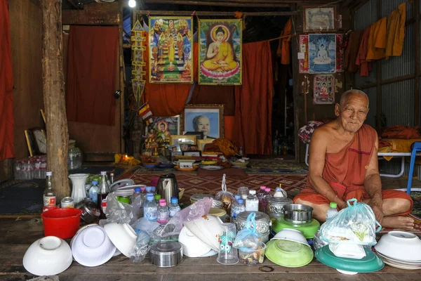 カンボジア バタンバン 2022年2月 2022年2月11日 カンボジア バタンバンにあるワット カンペン寺院で食事をする僧侶 — ストック写真