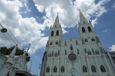 Manila, Filipinler - Mart 2022: San Sebastian Bazilikası 28 Mart 2022, Manila, Filipinler. Aziz Sebastian Bazilikası Unesco tarafından Asya 'daki tek çelik kilise veya bazilika olarak tanınmıştır..