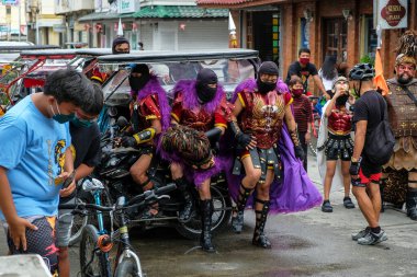 Boac, Filipinler - Nisan 2022: Moriones Festivali 'nin katılımcıları 11 Nisan 2022' de Filipinler 'in Marinduque kentinde Boac' ta düzenlenen Kutsal Hafta boyunca.