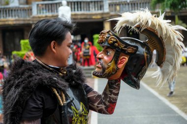 Boac, Filipinler - Nisan 2022: 11 Nisan 2022 'de Filipinler' in Marinduque kentinde düzenlenen Moriones Festivali katılımcısı.