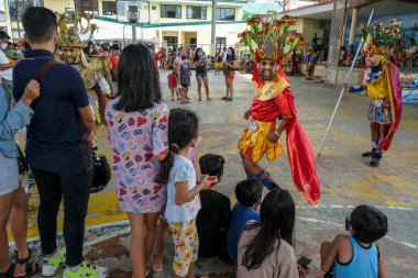 Mogpog, Filipinler - Nisan 2022: Moriones Festivali 'nin katılımcıları 13 Nisan 2022' de Filipinler 'in Marinduque kentinde Mogpog' da düzenlenen Kutsal Hafta boyunca.