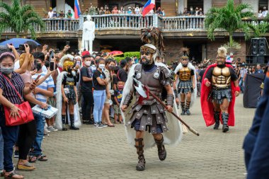 Boac, Filipinler - Nisan 2022: 17 Nisan 2022 'de Filipinler' in Marinduque kentinde düzenlenen Moriones Festivali 'nin katılımcıları.