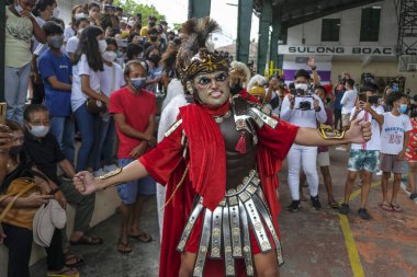 Boac, Filipinler - Nisan 2022: 17 Nisan 2022 'de Filipinler' in Marinduque kentinde düzenlenen Moriones Festivali 'nin katılımcıları.