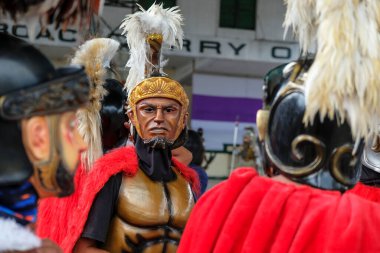 Boac, Filipinler - Nisan 2022: 17 Nisan 2022 'de Filipinler' in Marinduque kentinde düzenlenen Moriones Festivali 'nin katılımcıları.