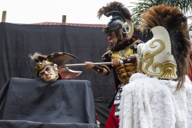 Boac, Filipinler - Nisan 2022: 17 Nisan 2022 'de Filipinler' in Marinduque kentinde düzenlenen Moriones Festivali 'nin katılımcıları.