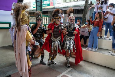 Boac, Filipinler - Nisan 2022: 17 Nisan 2022 'de Filipinler' in Marinduque kentinde düzenlenen Moriones Festivali 'nin katılımcıları.