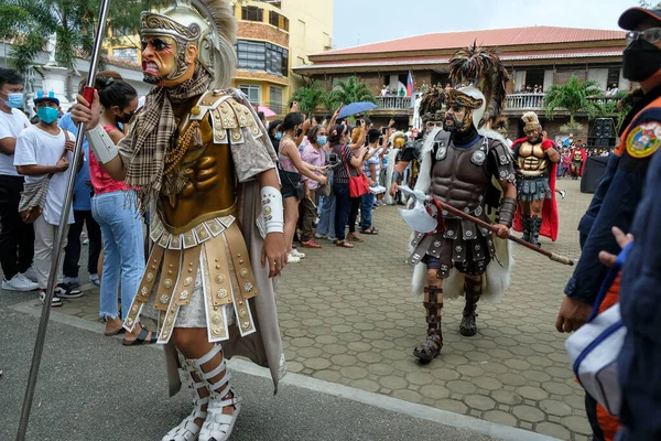 Boac, Filipinler - Nisan 2022: 17 Nisan 2022 'de Filipinler' in Marinduque kentinde düzenlenen Moriones Festivali 'nin katılımcıları.