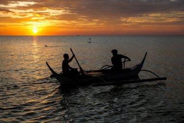 Puerto Galera, Filipinler - Nisan 2022: Puerto Galera sahilinde gün batımı 26 Nisan 2022 Doğu Mindoro, Filipinler.