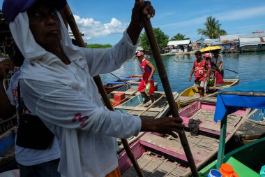 San Jose, Filipinler - Mayıs 2022: İnsanlar Pandurcan Nehri 'ni 3 Mayıs 2022' de San Jose, Filipinler 'deki San Jose pazarında tekneyle geçtiler..