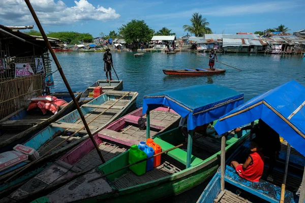 San Jose Philippines May 2022 People Crossing Pandurucan River Boat — Stok fotoğraf