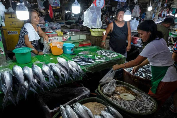 San Jose Philippinen Mai 2022 Fischverkäufer Auf Dem Markt Von — Stockfoto