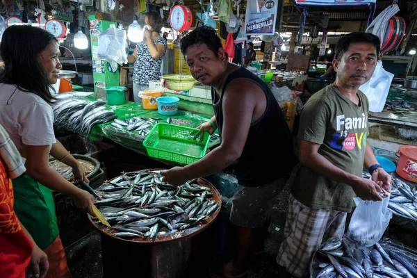 San Jose Filippine Maggio 2022 Persone Che Vendono Pesce Nel — Foto Stock