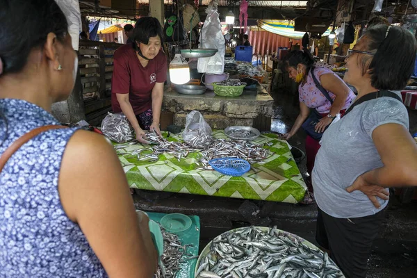 San José Filipinas Mayo 2022 Personas Vendiendo Pescado Mercado San —  Fotos de Stock