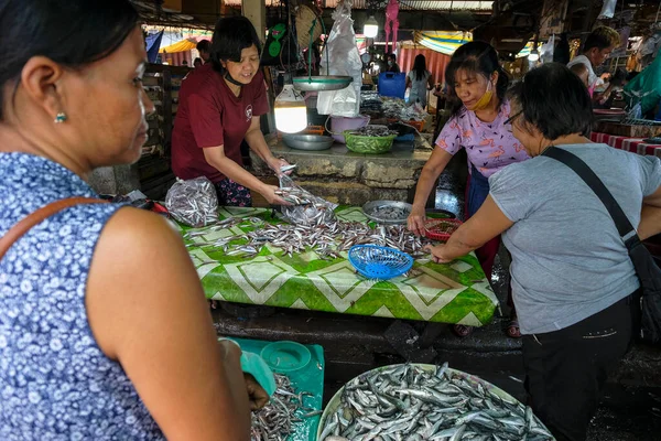 San José Filipinas Mayo 2022 Personas Vendiendo Pescado Mercado San —  Fotos de Stock