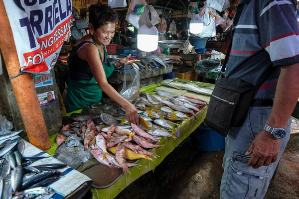 San Jose Φιλιππίνες Μάιος 2022 Άνθρωποι Που Πωλούν Ψάρια Στην — Φωτογραφία Αρχείου