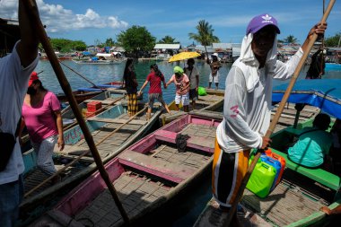 San Jose, Filipinler - Mayıs 2022: İnsanlar Pandurcan Nehri 'ni 3 Mayıs 2022' de San Jose, Filipinler 'deki San Jose pazarında tekneyle geçtiler..