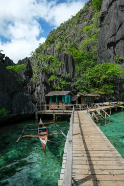 Coron, Filipinler - Mayıs 2022: 9 Mayıs 2022 'de Filipinler' in Palawan kentinde Barakuda Gölü manzarası.