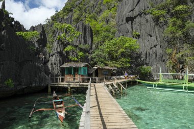 Coron, Filipinler - Mayıs 2022: 9 Mayıs 2022 'de Filipinler' in Palawan kentinde Barakuda Gölü manzarası.