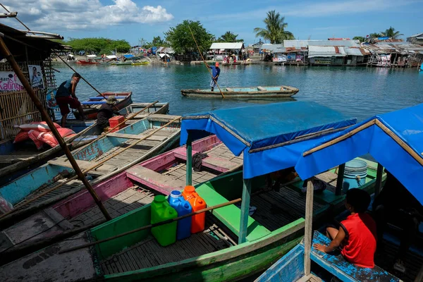 San Jose Philippines Mai 2022 Personnes Traversant Rivière Pandurucan Bateau — Photo