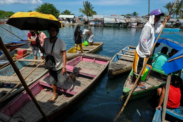 San Jose Philippines May 2022 People Crossing Pandurucan River Boat — Stok fotoğraf