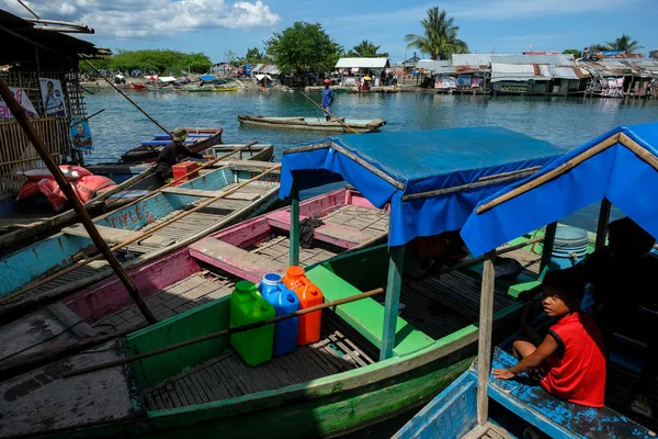 San Jose Philippines May 2022 People Crossing Pandurucan River Boat — Stockfoto