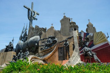 Cebu, Filipinler - Mayıs 2022: Cebu Anıtı 'nın Mirası, Filipinli heykeltıraş Eduardo Castrillo ve mimarlar Heradio Espanol ve Ildefonso Santos tarafından 23 Mayıs 2022 tarihinde Cebu, Filipinler' de yapıldı..