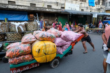 Cebu, Filipinler - Mayıs 2022: 25 Mayıs 2022 'de Filipinler' in Cebu şehrinde sebze taşıyan bir adam.