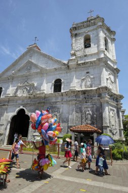 Cebu, Filipinler - Mayıs 2022: Basilica Minore del Santo Nino de Cebu 'daki balon satıcıları 23 Mayıs 2022, Cebu, Filipinler.