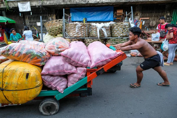 Cebú Filipinas Mayo 2022 Hombre Cargando Verduras Mercado Carbono Mayo — Foto de Stock