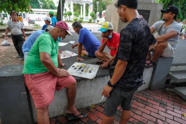 Bacolod, Filipinler - Haziran 2022: Bacolod 'daki Public Plaza' da 11 Haziran 2022 tarihinde Negros Occidental, Filipinler 'de dama oynayan erkekler.