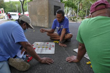 Bacolod, Filipinler - Haziran 2022: Bacolod 'daki Public Plaza' da 11 Haziran 2022 tarihinde Negros Occidental, Filipinler 'de dama oynayan erkekler.