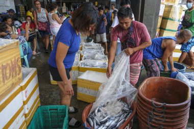 Dumaguete, Filipinler - Haziran 2022: Dumaguete pazarında 17 Haziran 2022 tarihinde Negros Oriental, Filipinler.