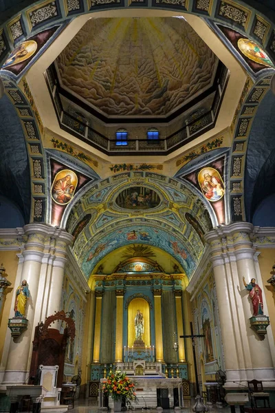 Iloilo, Filipinler - Haziran 2022: 6 Haziran 2022 tarihinde Filipinler 'in Panay Adası' nda bulunan Jaro Metropolitan Katedrali 'nin manzarası.