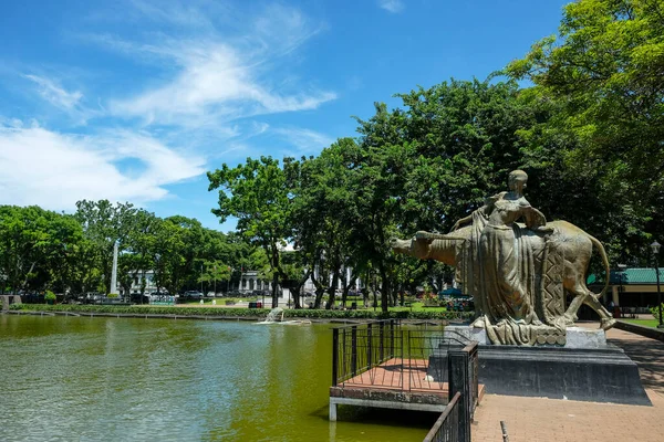 Bacolold, Filipinler - Haziran 2022: Capitol Park ve Bacolod 'daki Lagoon manzaraları 3 Haziran 2022, Negros Occidental, Filipinler.