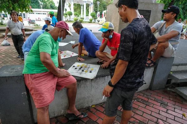 Bacolod, Filipinler - Haziran 2022: Bacolod 'daki Public Plaza' da 11 Haziran 2022 tarihinde Negros Occidental, Filipinler 'de dama oynayan erkekler.