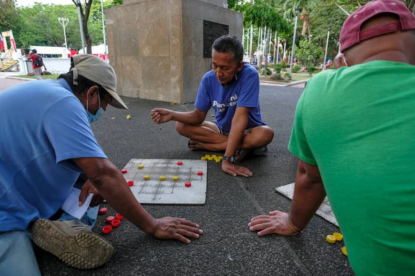 Bacolod Filipinas Junio 2022 Hombres Jugando Las Damas Plaza Pública — Foto de Stock