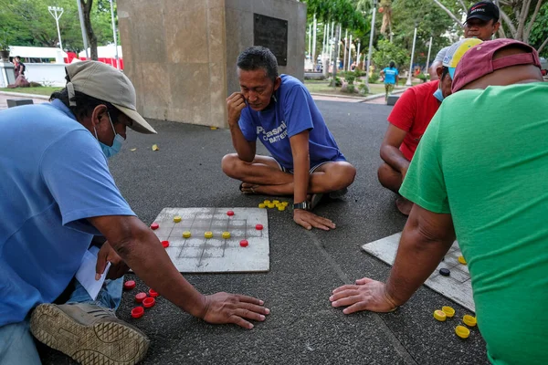 Bacolod, Filipinler - Haziran 2022: Bacolod 'daki Public Plaza' da 11 Haziran 2022 tarihinde Negros Occidental, Filipinler 'de dama oynayan erkekler.