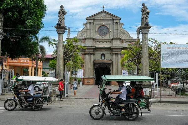 Dumaguete, Filipinler - Haziran 2022: Dumaguete Belfry, Dumaguete Santa Catalina de Alejandria Kilisesi, 17 Haziran 2022, Negros Oriental, Filipinler.
