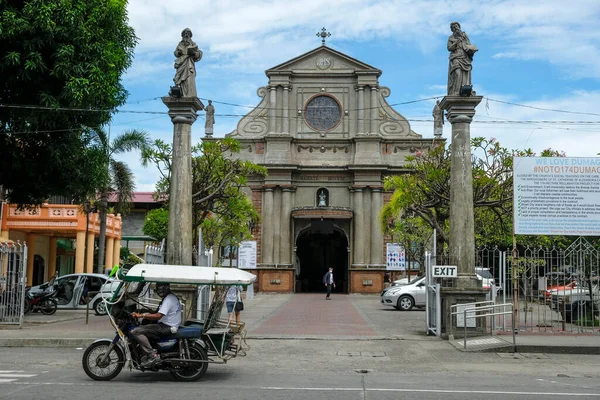 Dumaguete, Filipinler - Haziran 2022: Dumaguete Belfry, Dumaguete Santa Catalina de Alejandria Kilisesi, 17 Haziran 2022, Negros Oriental, Filipinler.