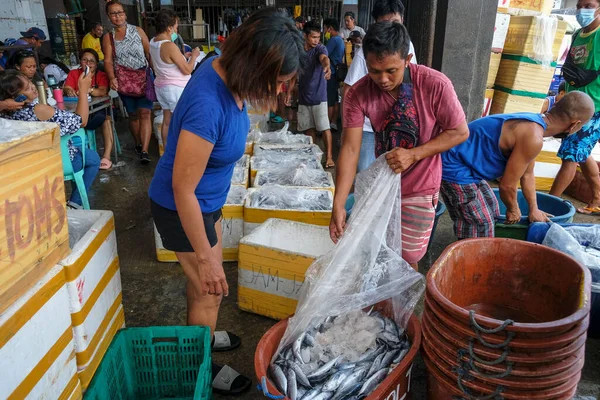 Dumaguete Philippinen Juni 2022 Fischverkäufer Auf Dem Markt Von Dumaguete — Stockfoto