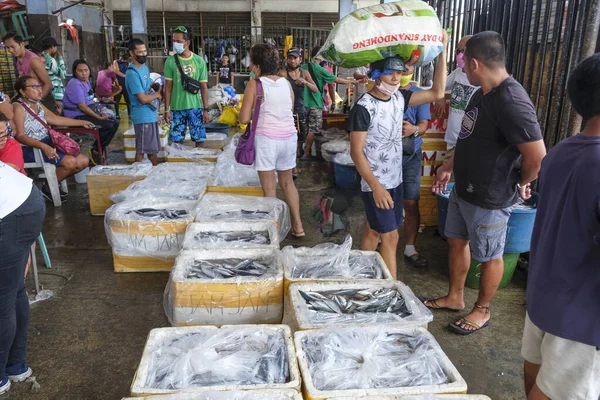Dumaguete, Filipinler - Haziran 2022: Dumaguete pazarında 17 Haziran 2022 tarihinde Negros Oriental, Filipinler.
