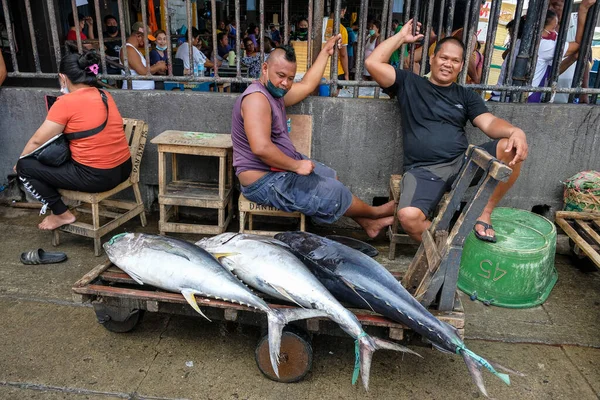 Dumaguete Filipinas Junio 2022 Hombres Vendiendo Atún Mercado Dumaguete Junio —  Fotos de Stock